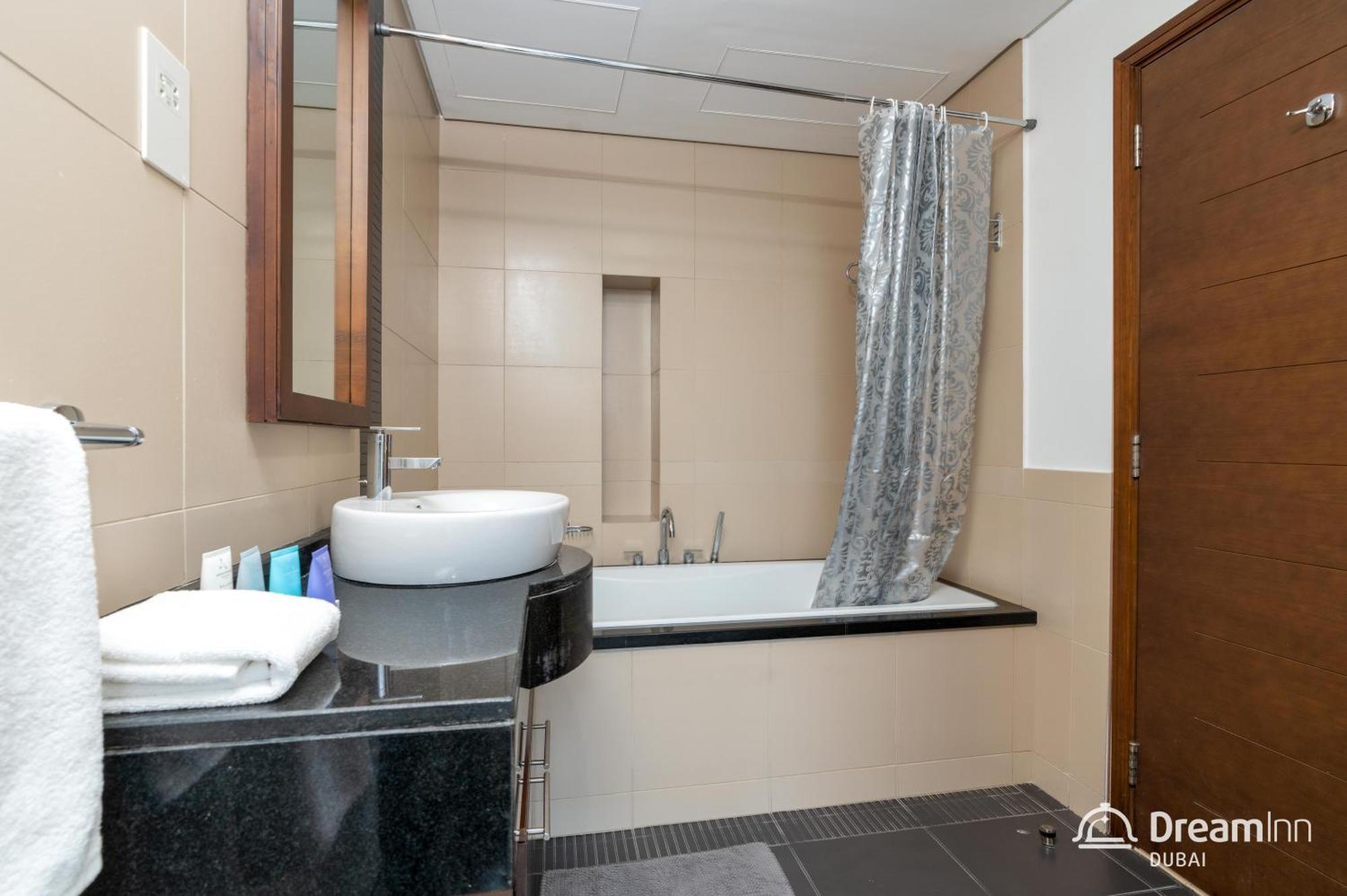 Dream Inn Apartments- West Wharf Tower Canal View Dubai Ngoại thất bức ảnh